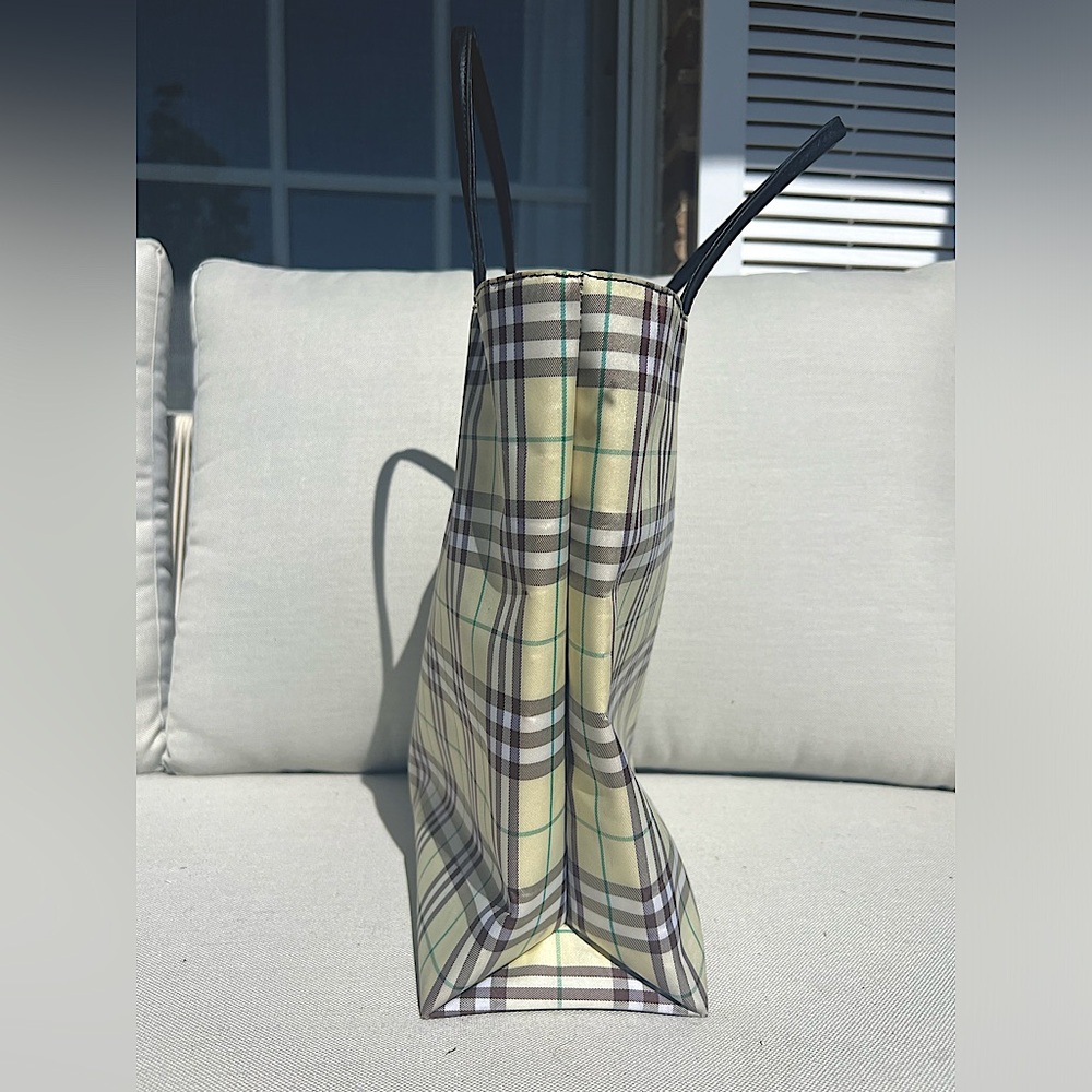 Exquisite RARE Burberry Tote – Your Perfect Summer Companion